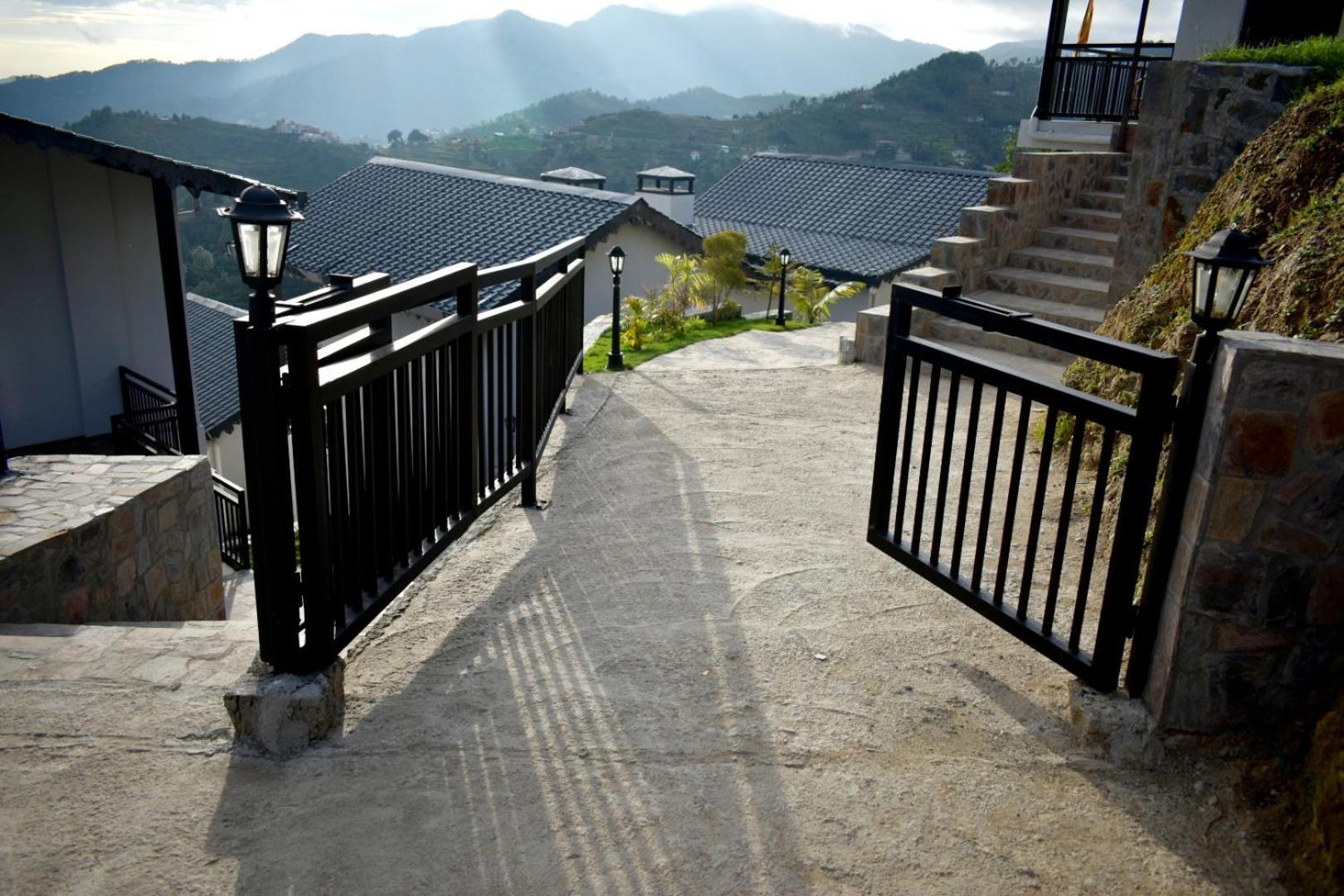 Rega Manivedya The Jungle Trail Resort マックトシュワー エクステリア 写真